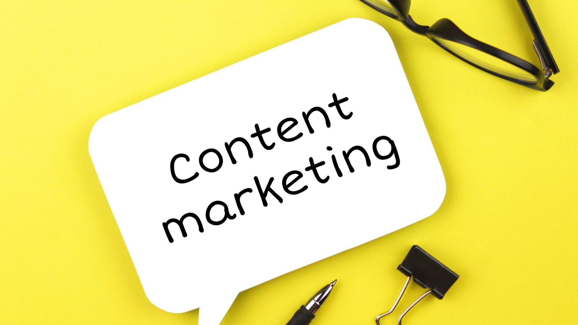 Speech bubble with “Content marketing” text, representing digital strategies and growth in 2025.