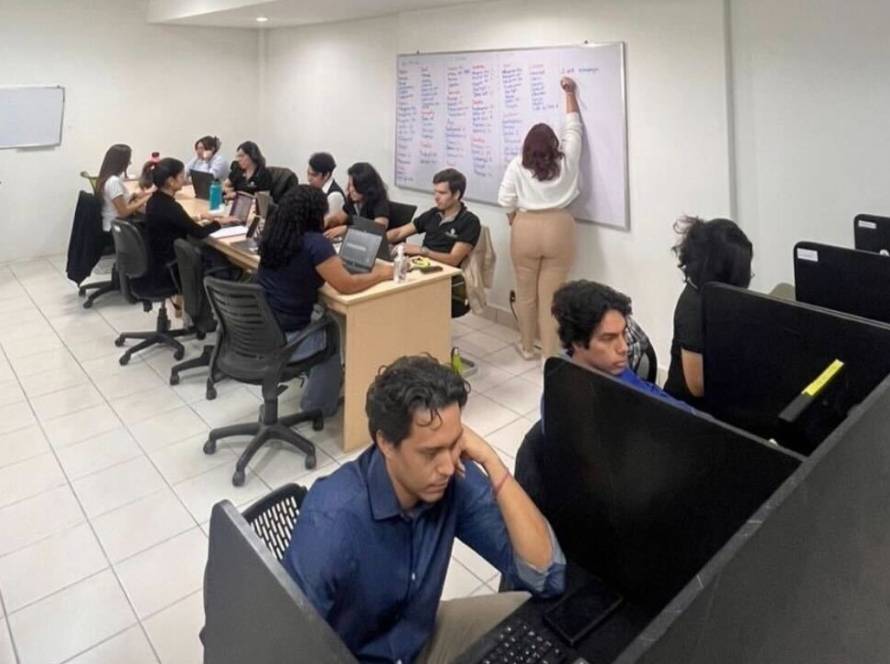 Professional contact center team in an office, representing outsourcing opportunities in Nicaragua.