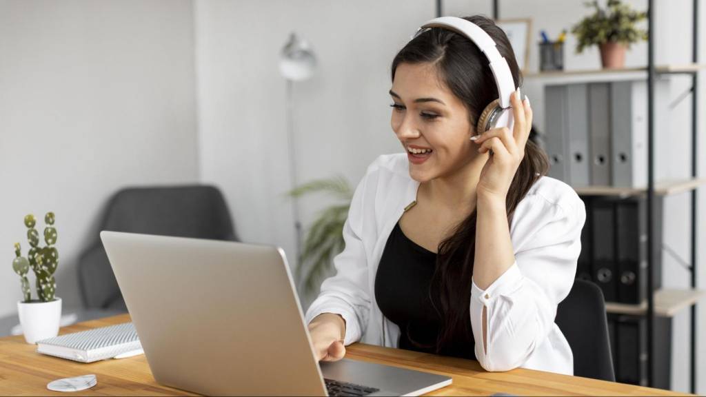 Business development representative responding to a customer call using a laptop and headphones, showing real-time communication for Google AI assistant SEO.