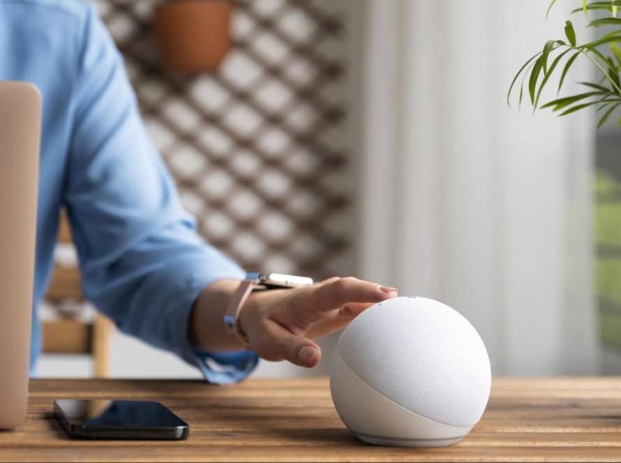 Hand activating a smart AI assistant device symbolizing Google’s voice-based verification calls for business information accuracy and SEO.