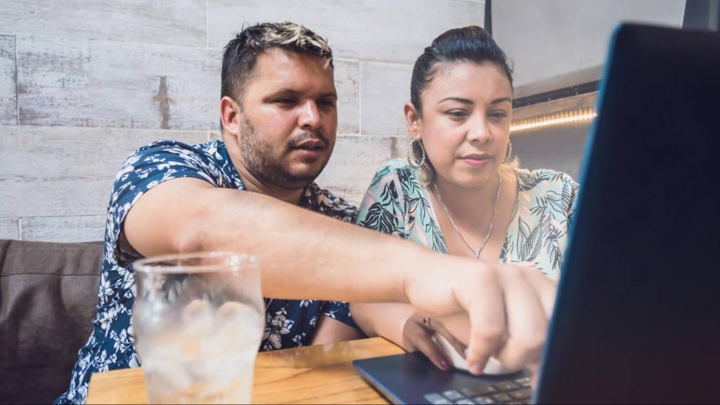 Small business owners discussing online marketing strategy to avoid common digital marketing mistakes.