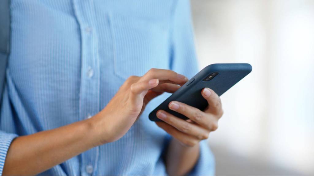 User interacting with Siri on an iPhone as Apple integrates Gemini AI for smarter voice assistance